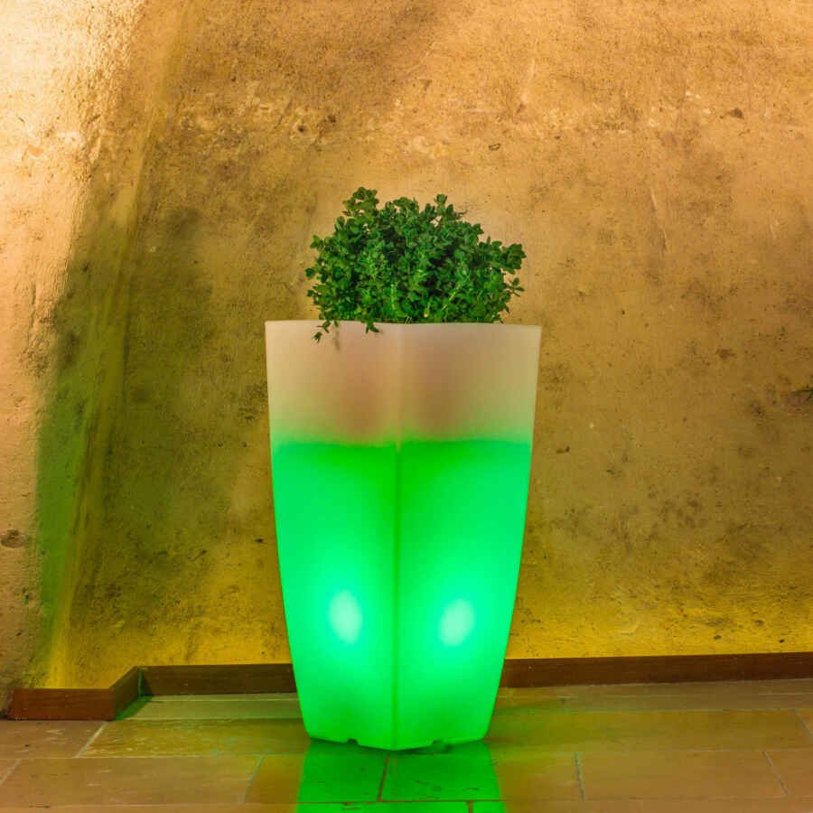 Vaso luminoso RGB con pannello solare cm 40x40x70 – RAYMOND