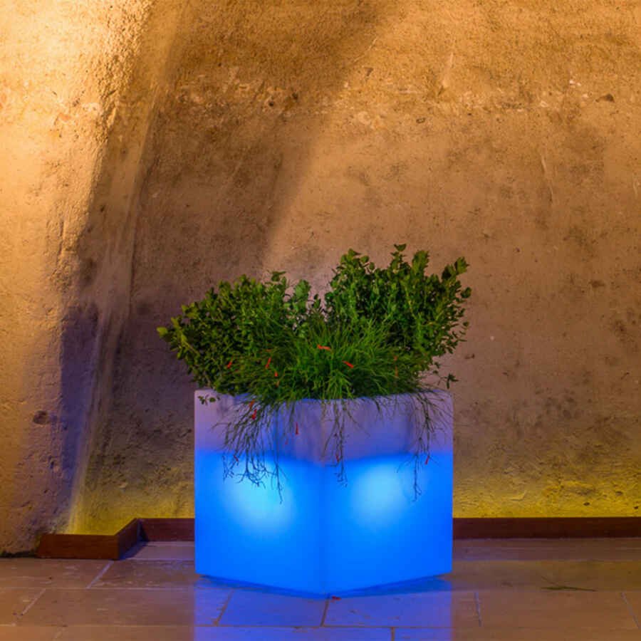 Vaso luminoso RGB con pannello solare cm 40x40x40 – KEVIN