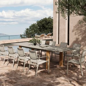 Tavolo da giardino allungabile in alluminio grey sand con gambe effetto legno 233/296x100 cm - GALAMIRA