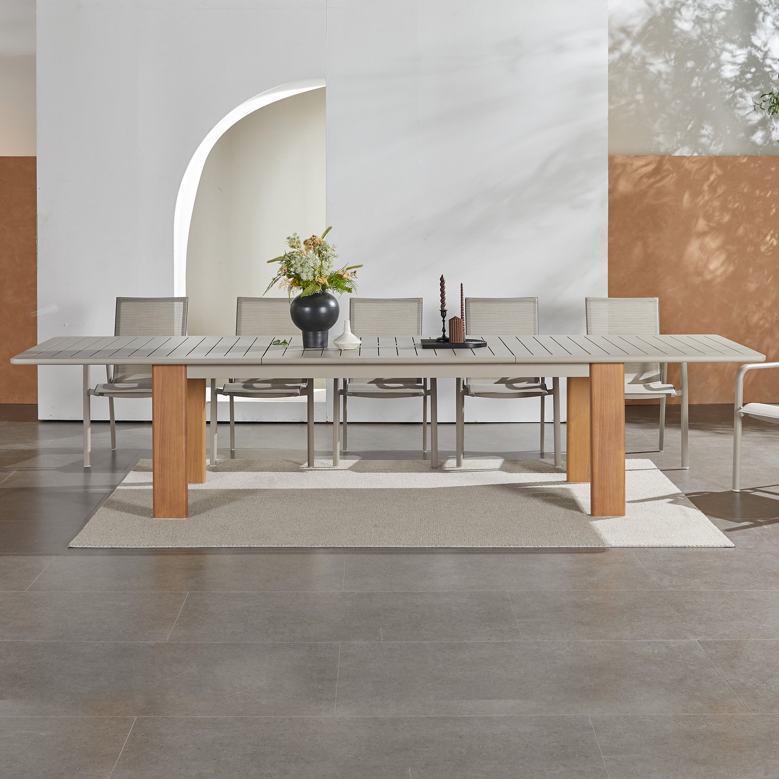 Tavolo da giardino allungabile in alluminio grey sand con gambe effetto legno 233/296x100 cm - GALAMIRA