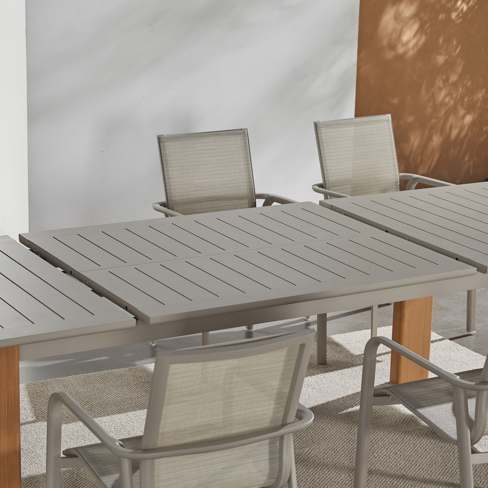 Tavolo da giardino allungabile in alluminio grey sand con gambe effetto legno 233/296x100 cm - GALAMIRA
