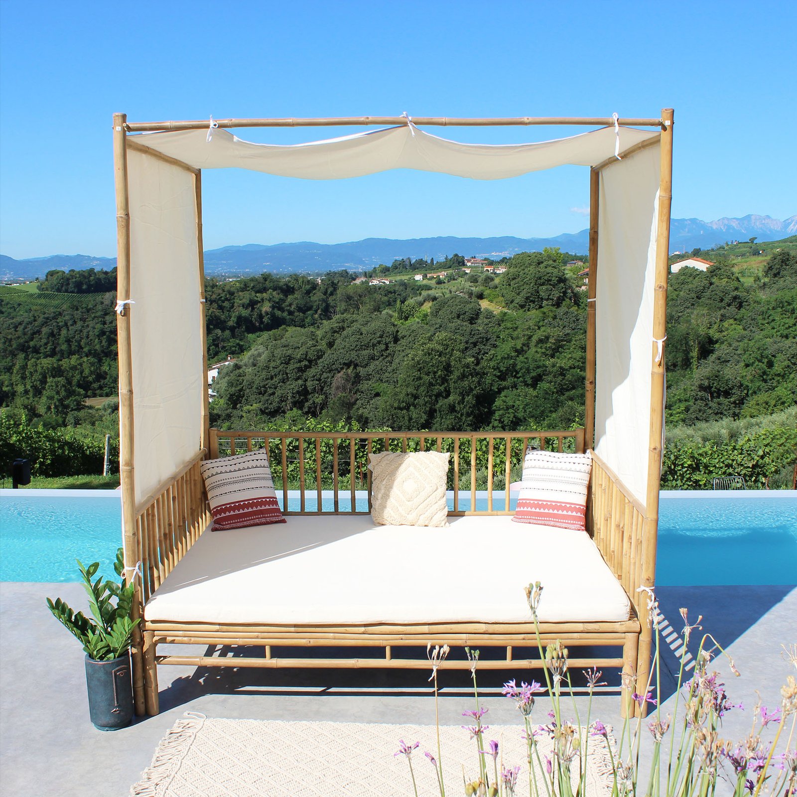 Divano letto da giardino in bambù con baldacchino e tende 210x150x240 cm - ULAZIO Divano letto da giardino in bambù con baldacchino e tende 210x150x240 cm - ULAZIO