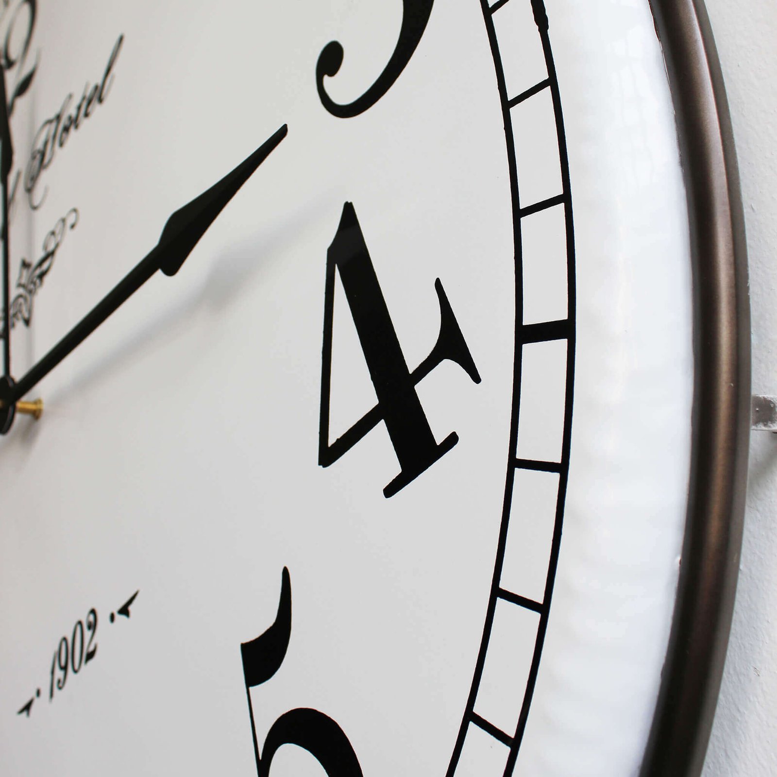 Orologio da parete XL in acciaio e vetro bianco 92x8,7x105,5 cm - CARL Orologio da parete XL in acciaio e vetro bianco 92x8,7x105,5 cm - CARL