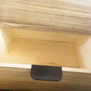 Mobiletto in legno con 2 cassetti e anta in intreccio naturale 34x25x78,5 cm - PERONNOR Mobiletto in legno con 2 cassetti e anta in intreccio naturale 34x25x78,5 cm - PERONNOR