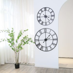 Orologio da parete grande in metallo nero con numeri romani 60 x 60 cm - ISIVIA Orologio da parete grande in metallo nero con numeri romani 60 x 60 cm - ISIVIA