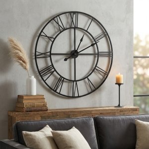 Orologio da parete grande in metallo nero con numeri romani 80x80 cm - ISIVIA Orologio da parete grande in metallo nero con numeri romani 80x80 cm - ISIVIA