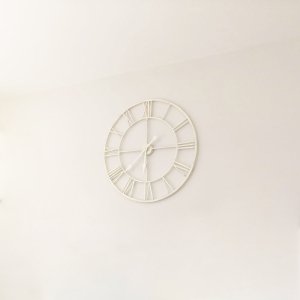 Orologio da parete in metallo bianco con numeri romani 80 x 80 cm - ISIVIA Orologio da parete in metallo bianco con numeri romani 80 x 80 cm - ISIVIA