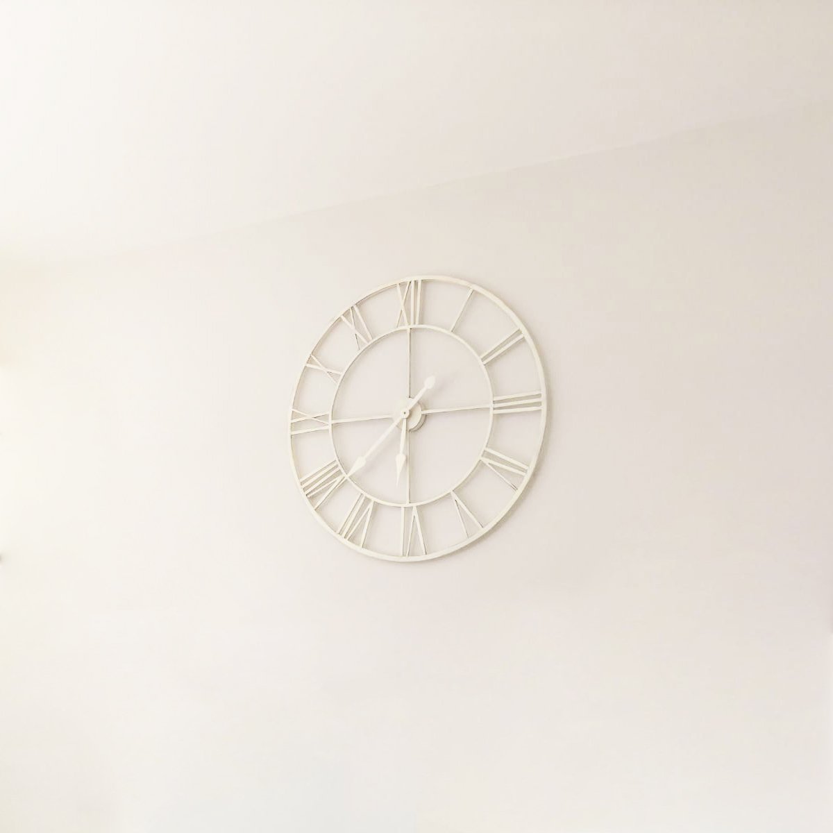 Orologio da parete in metallo bianco con numeri romani 80 x 80 cm - ISIVIA Orologio da parete in metallo bianco con numeri romani 80 x 80 cm - ISIVIA