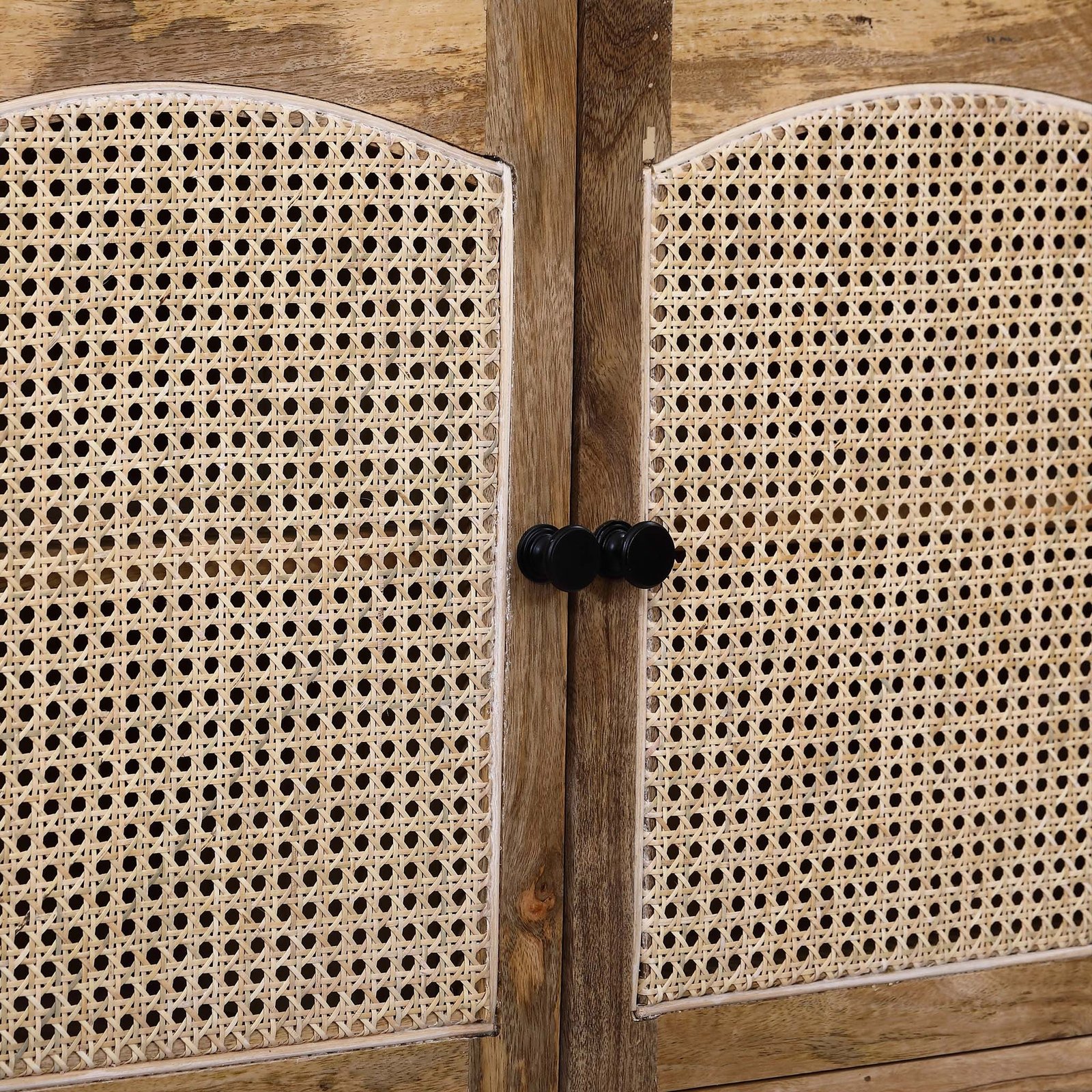 Vetrina alta in legno di mango con 4 ante in vetro e rattan 100x40x210 cm - QUORILEN Vetrina alta in legno di mango con 4 ante in vetro e rattan 100x40x210 cm - QUORILEN