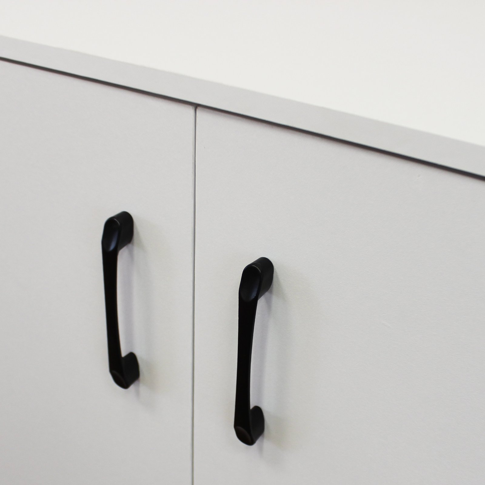 Credenza bassa in legno a 2 ante con maniglie nere 60x30x78,5 cm - RALINVEN Credenza bassa in legno a 2 ante con maniglie nere 60x30x78,5 cm - RALINVEN