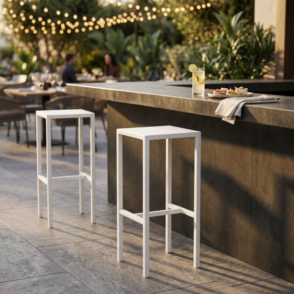 Sgabello alto da esterno in metallo bianco 30x30x75 cm per bar e terrazza - ZELALIA