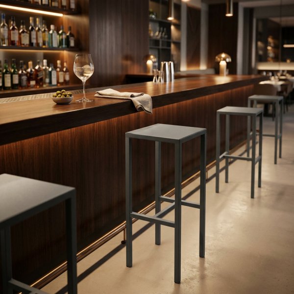 Sgabello alto da bar per esterno in metallo antracite 30x30x75 cm - ZELALIA