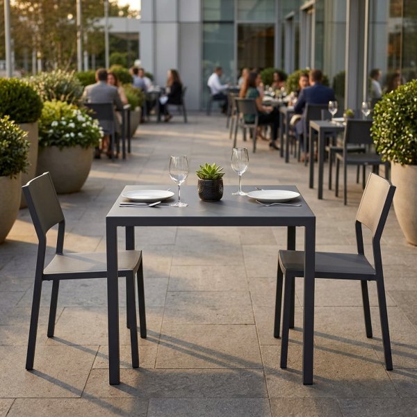 Tavolo da giardino quadrato autolivellante in alluminio antracite 90x90 cm - ZELALIA