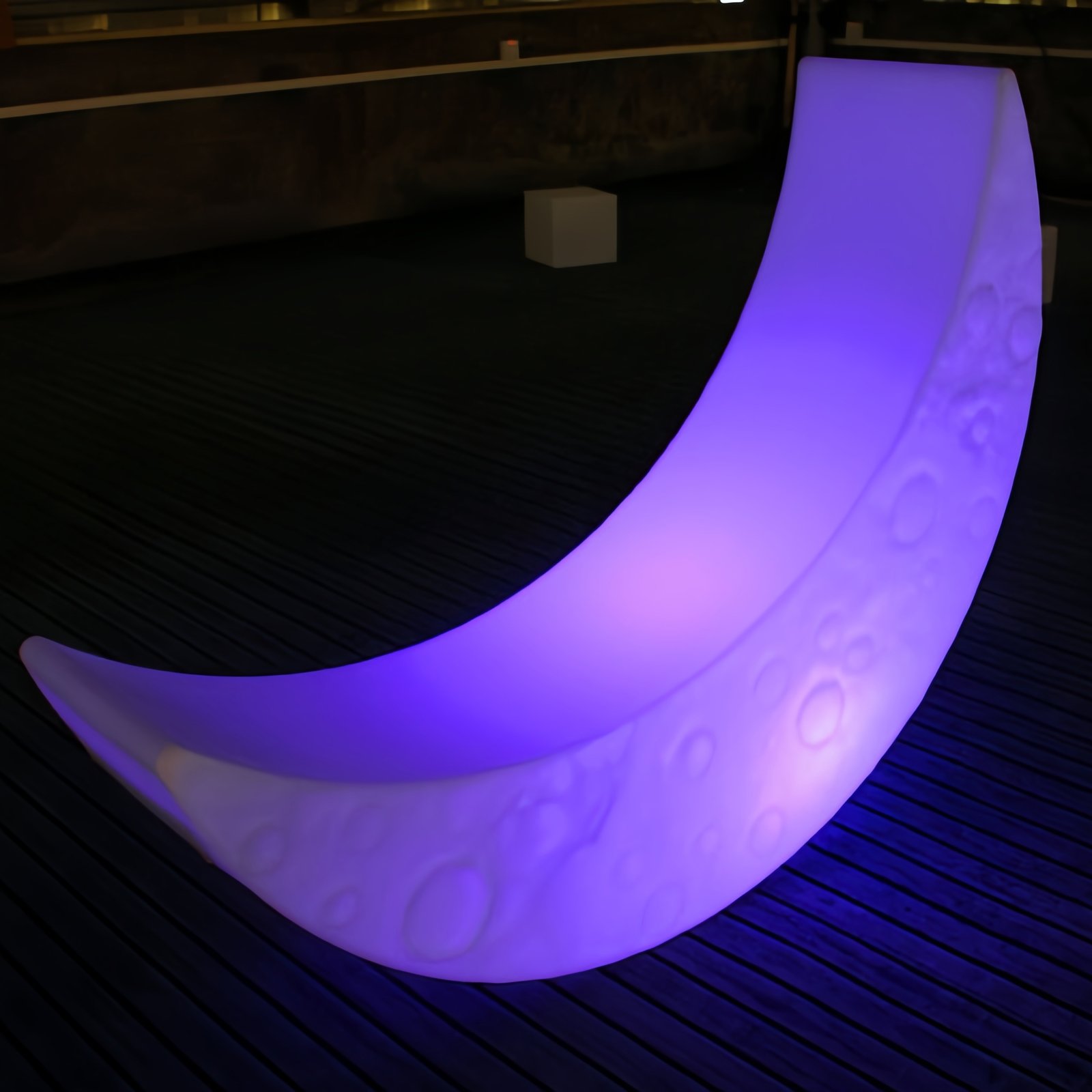 Lettino prendisole luminoso RGB a mezzaluna con telecomando cm 150x40x85 - QUORURTHAS