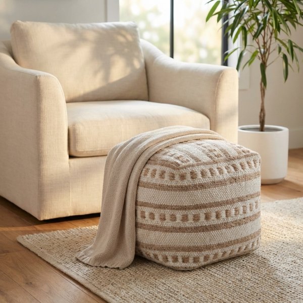 Pouf cubo in lana avorio con decoro etnico 40x40x40 cm - ULELLUNA