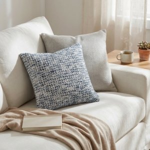 Cuscino decorativo in lana avorio con decoro intrecciato 45x45 cm - HELOLZIO Cuscino decorativo in lana avorio con decoro intrecciato 45x45 cm - HELOLZIO