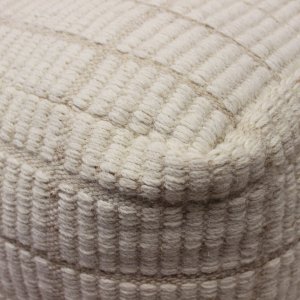 Pouf cubo in lana avorio con decoro a rilievo 40x40x40 cm - ULENZIO Pouf cubo in lana avorio con decoro a rilievo 40x40x40 cm - ULENZIO