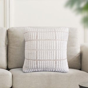 Cuscino decorativo in lana avorio con decoro a rilievo 45x45x45 cm - ULENZIO Cuscino decorativo in lana avorio con decoro a rilievo 45x45x45 cm - ULENZIO